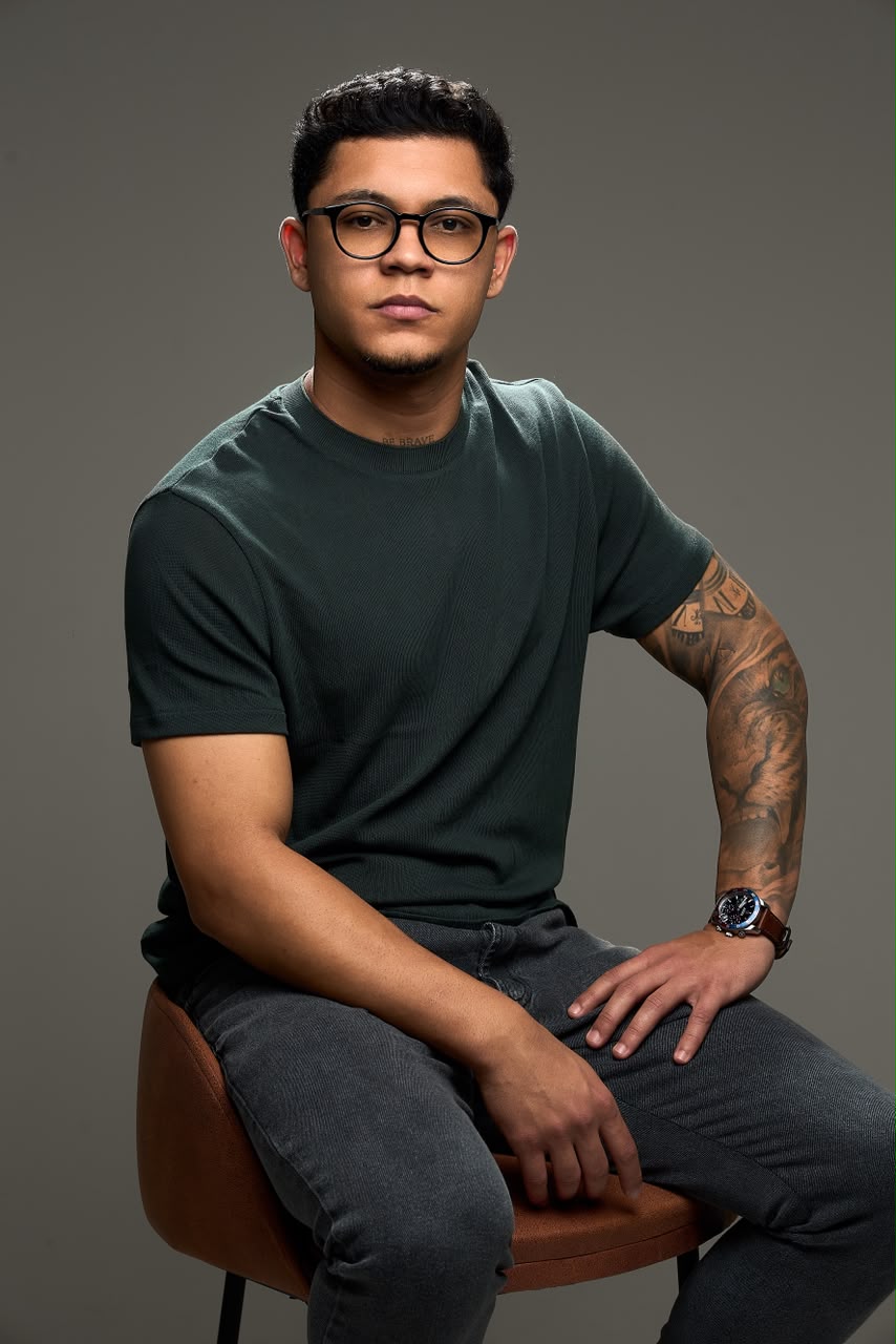 Vitor Sousa em retrato com camiseta branca